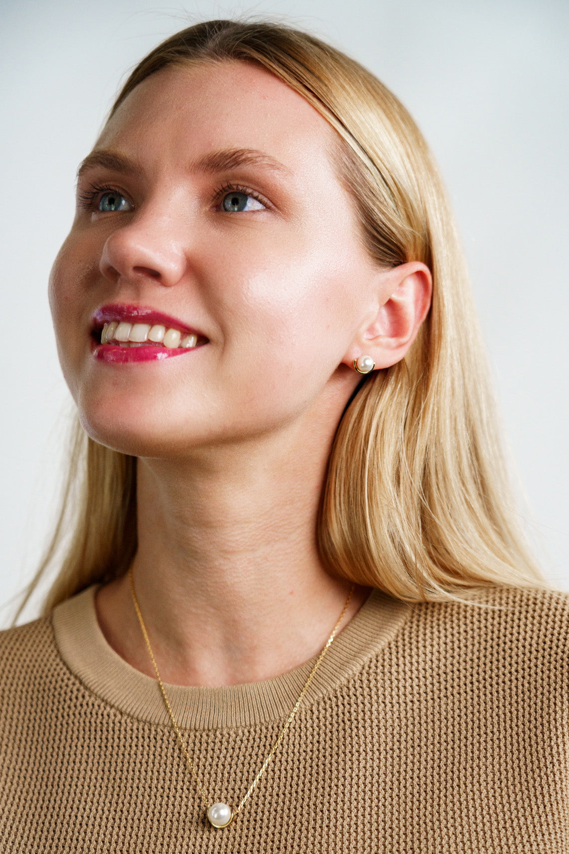 ADAGIO CRESCENT NINE-2-FIVE PEARL CRESCENT EARRINGS GOLD